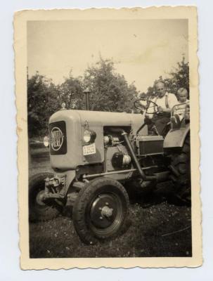 Eerste tractor op hoeve De Vliegher, Bellem