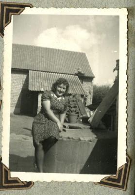 Margriet Van Den Hende bij de regenput, Kaprijke