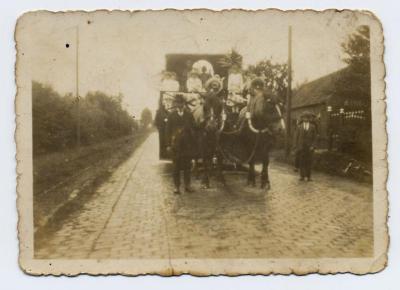 Inhuldiging eerste pastoor van Beke