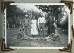 Familie Van Den Hende in de boomgaard na de oogst
