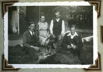 Familie Van Den Hende in het gras, Kaprijke