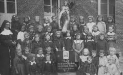 Klasfoto 7-jarige meisjes, Ursel, 1920