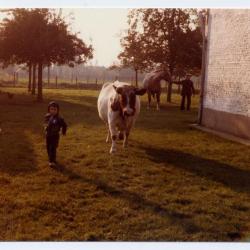 Potretfoto van twee mannen met een kar