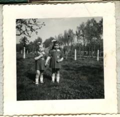 Zusjes Neerinck in de boomgaard, Eeklo 