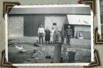 Familie Van Den Hende bij de waterpomp, Kaprijke 
