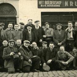Groep krulbolders aan het lokaal "Het Boldershof" bij Goossens te Boekhoute