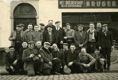 Groep krulbolders aan het lokaal "Het Boldershof" bij Goossens te Boekhoute