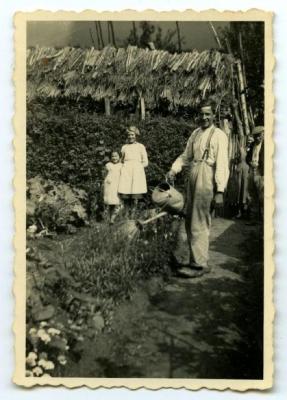 Groepsfoto bij de houtmijt, 1928