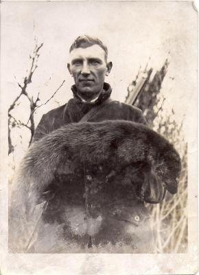 Jachtwachter met dode otter, Assenede