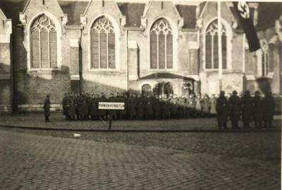 Duitse soldaten op kerkplein