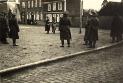 Duitse soldaten op kerkplein