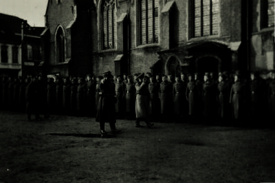 Duitse soldaten op kerkplein