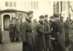 Duitse soldaten op kerkplein