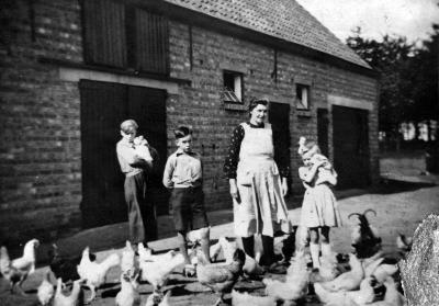 Moeder en kinderen op het hof, Lembeke, jaren 1940