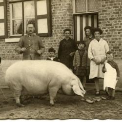 Moeder en kinderen op het hof, Lembeke, jaren 1940