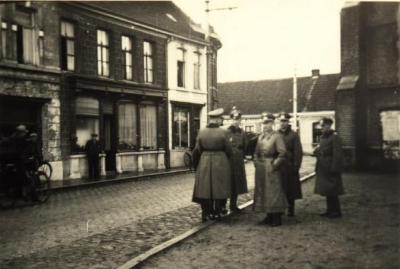 Duitse soldaten op kerkplein