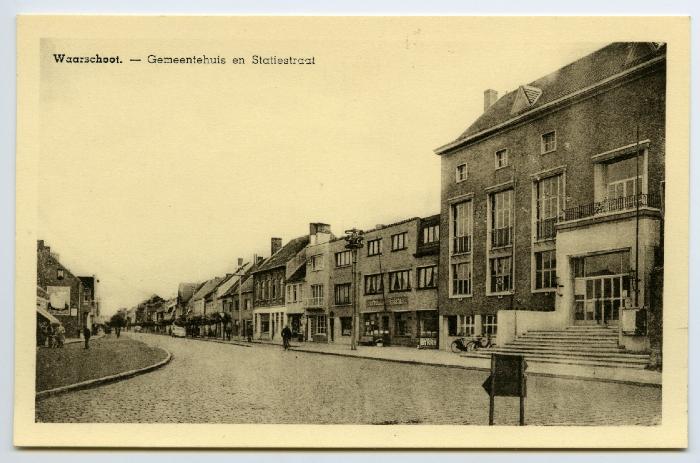 Postkaart dorpszicht Gemeentehuis en Stationsstraat, Waarschoot