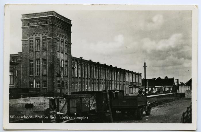 Postkaart zicht op station en fabriekscomplex, Waarschoot.
