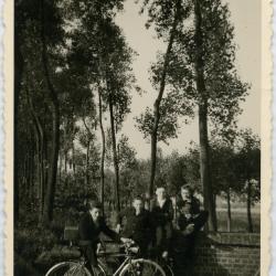 Twee jonge renners met coach, Wachtebeke, ca. 1950