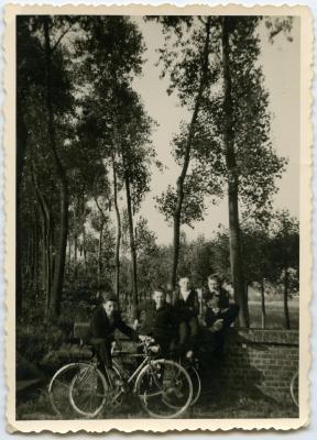 Poserende jongens met fiets, Knesselare