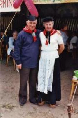 Koppel in traditionele kledij, Safarkesmarkt, Wachtebeke, ca. 1982