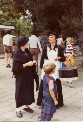 Dames in traditionele kledij, Safarkesmarkt, Wachtebeke, 1982