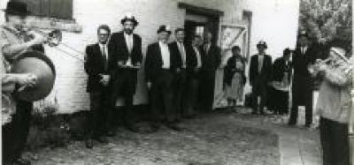 Safarkescomité luistert naar fanfare, Safarkesmarkt, Wachtebeke, 1991