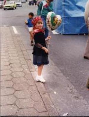 Meisje in traditionele kledij, Safarkesmarkt, Wachtebeke, ca. 1982