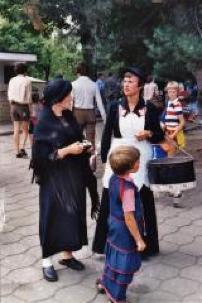 Dames in traditionele kledij, Safarkesmarkt, Wachtebeke, 1982