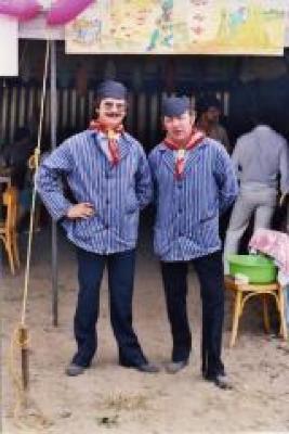 Mannen in traditionele kledij, Safarkesmarkt, Wachtebeke, ca. 1982