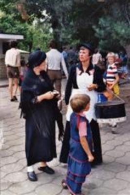 Dames in traditionele kledij, Safarkesmarkt, Wachtebeke, 1982