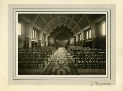 Zicht op het interieur van Sint-Barbara van onder het doksaal