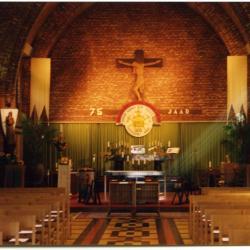 Feestelijk aangekleed koor en altaar voor het 75jarig bestaan van de parochie, 2003