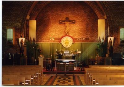 Feestelijk aangekleed koor en altaar voor het 75jarig bestaan van de parochie, 2003