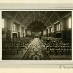 Zicht op het interieur van Sint-Barbara van onder het doksaal