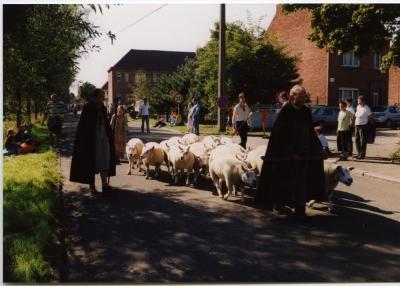 Herder met schapen in de processie van Rieme, 2003(I)