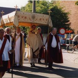 Pastoor met monstrans in de processie van Rieme, 2003