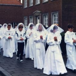 Communicanten op weg naar de pastorij, 1987