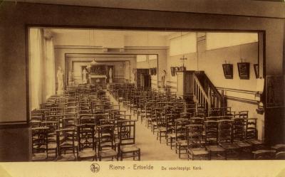 Zicht op het interieur van de voorlopige kerk (I), Rieme