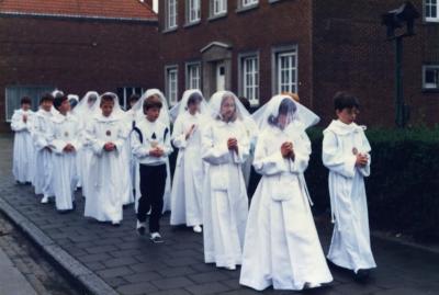 Communicanten op weg naar de pastorij, 1987