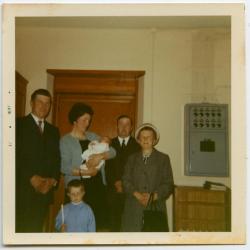Familieportret van familie Moens in sacristie, 1971