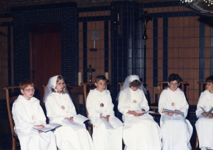 Communicanten in het koor van de parochiekerk, 1987