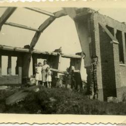 Groepsfoto op het puin van de vernielde Sint-Barbarakerk Rieme, 1944
