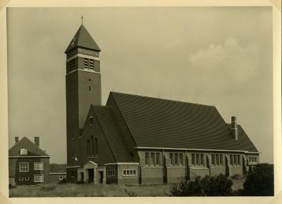 Zicht op de tweede Sint-Barbarakerk van Rieme 