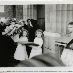 Bloemen voor de nieuwe pastoor Emiel De Backere, 1954