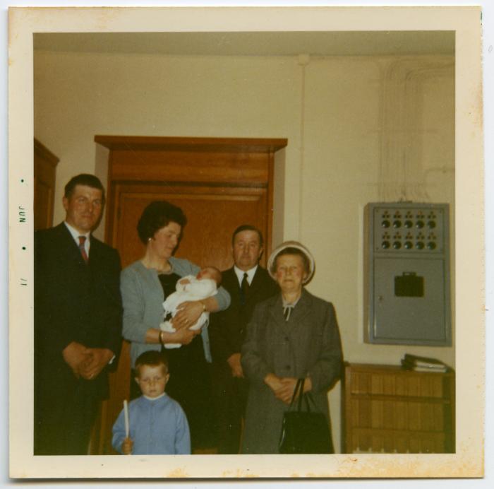 Familieportret van familie Moens in sacristie, 1971