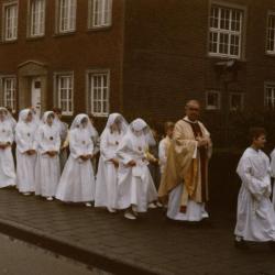 Communicanten op weg naar de pastorij, 1985