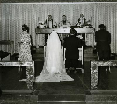 Huwelijk Heye-Genbrugge in de kerk van Rieme (V), 1970