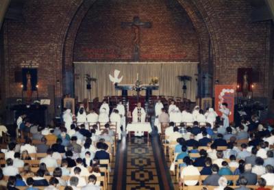 Zicht op schip en koor van Sint-Barbarakerk, 1987