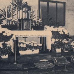 Zicht op het altaar in de voorlopige kerk, Rieme